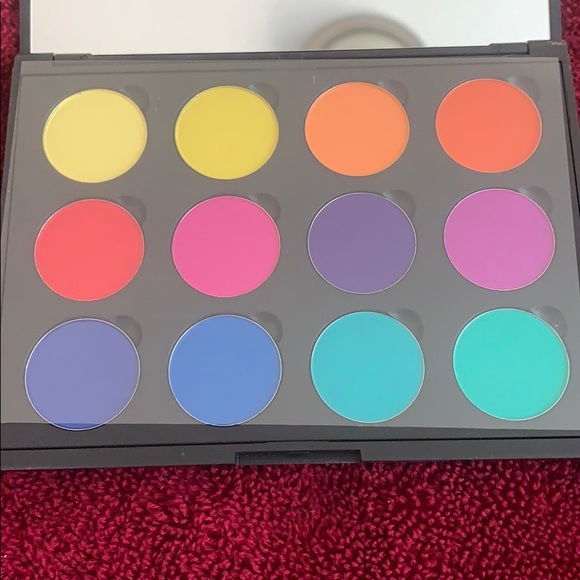 NWOT Makeup pallet - Picture 1 of 2